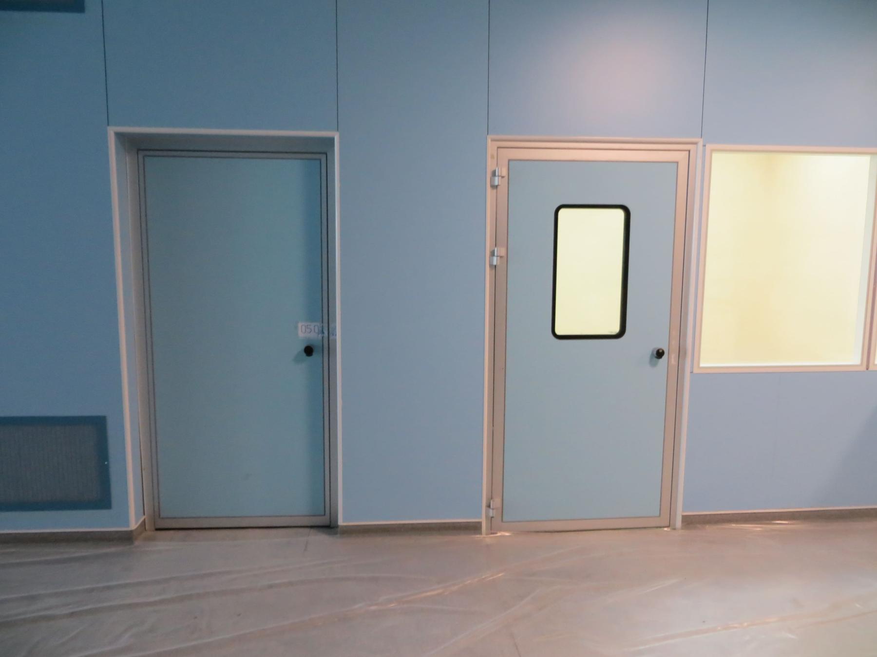 Медицинские двери HPL в коридоре хирургического отделения больницы